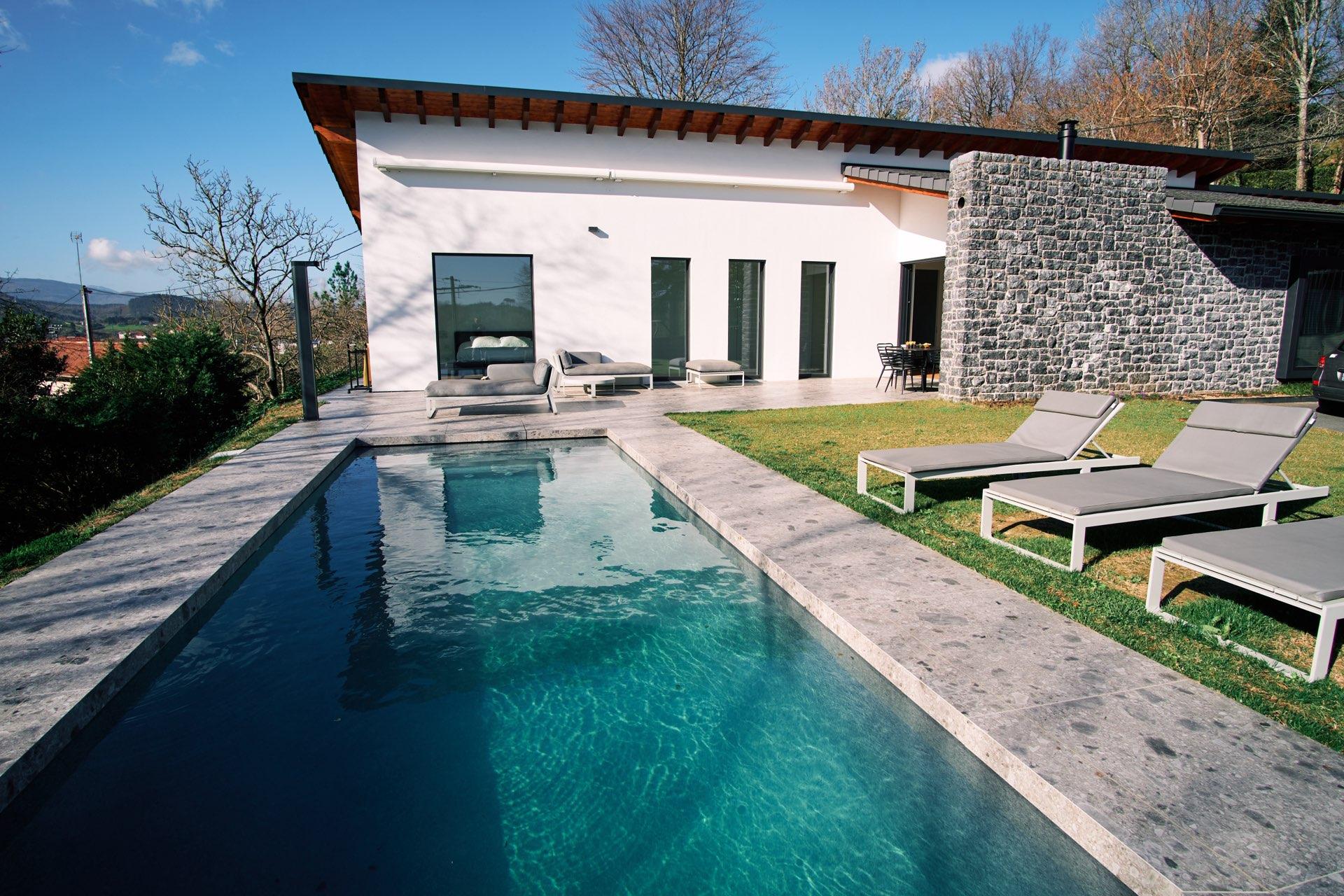 Villa avec piscine animée grâce à iacrea